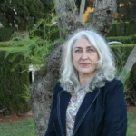 La autora Merse León deslumbra con su primera novela “La casa de las amapolas rojas”.