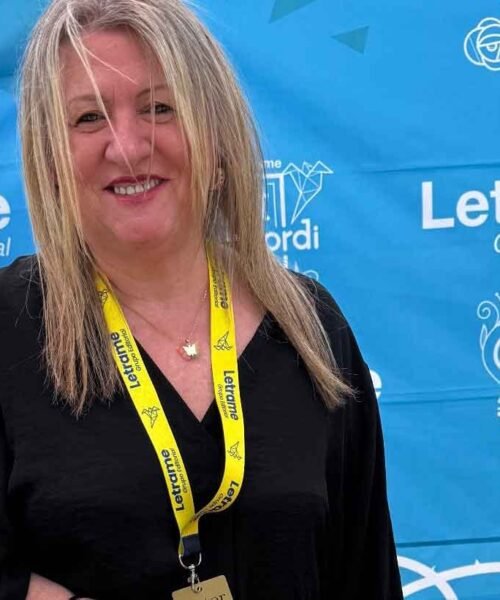 Sant Jordi celebra la amistad y la aventura: Juliet López conquista a los lectores con “Maletas, copas y promesas”
