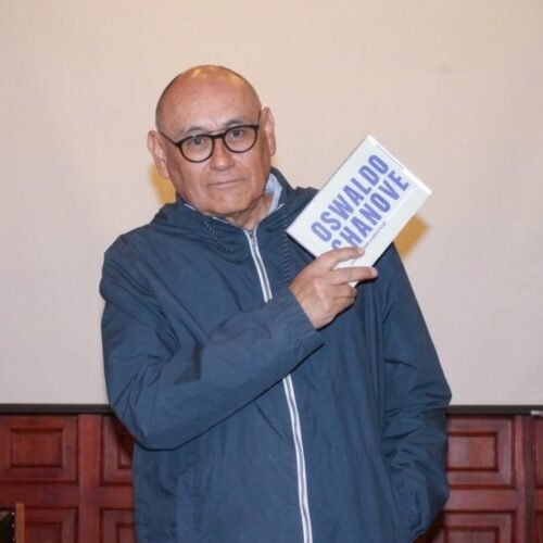 El poeta arequipeño Oswaldo Chanove se une a la galería de honor junto a Mario Vargas Llosa tras ganar el Premio FIL Lima 2026