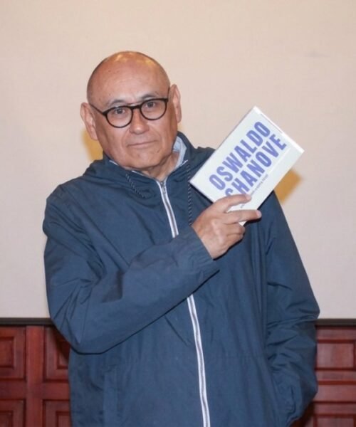 El poeta arequipeño Oswaldo Chanove se une a la galería de honor junto a Mario Vargas Llosa tras ganar el Premio FIL Lima 2026