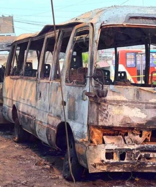 Dos cústeres incendiadas en presunto ataque de extorsionadores en Ventanilla